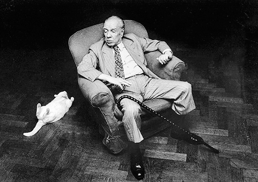 Borges acompañado de un gatito blanco